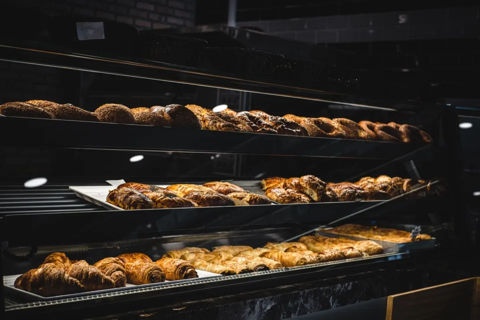 Khay bánh mới ra lò tại Ba Hưng Bakery - Hoàng Thị Loan
